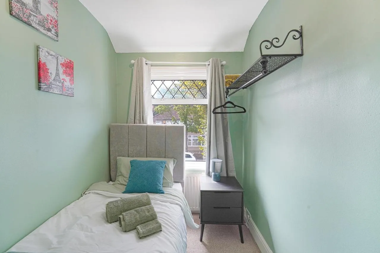 Special Offers, Sleeps 5, Hanwell, London W7, Free Parking Greenford  United Kingdom