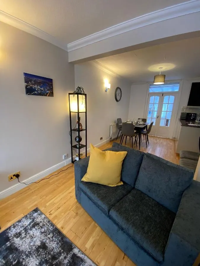 Special Offers, Sleeps 5, Hanwell, London W7, Free Parking Greenford  Greenford (Greater London)