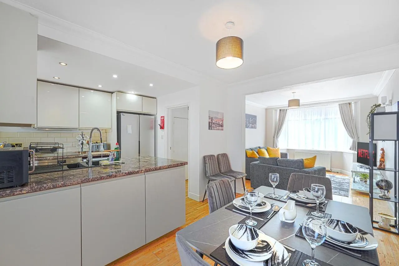 Special Offers, Sleeps 5, Hanwell, London W7, Free Parking Greenford  Holiday home