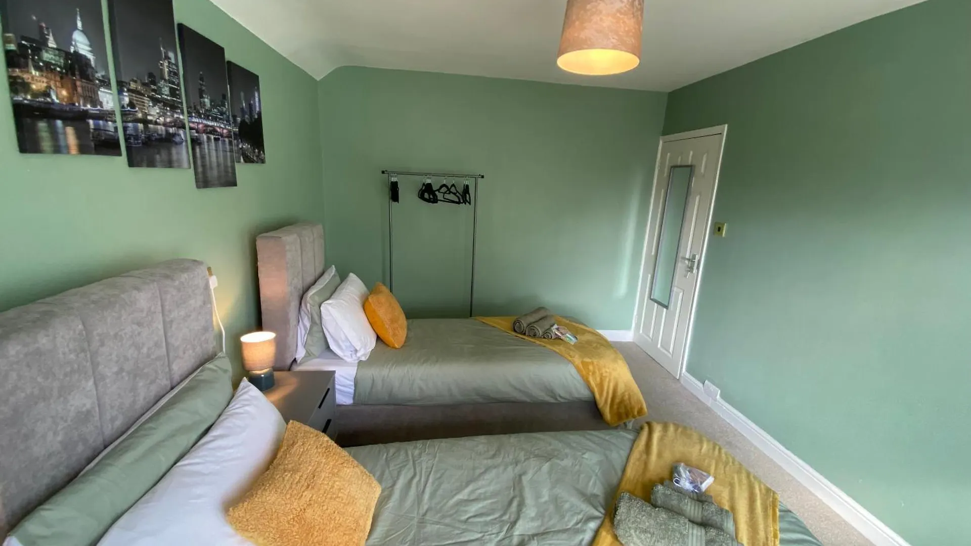 Holiday home Special Offers, Sleeps 5, Hanwell, London W7, Free Parking Greenford