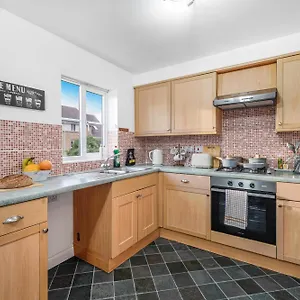 Station & Shops 3min Walk I Heathrow 15 Mins I X2 Ensuites I Parking X2 Langley Marish