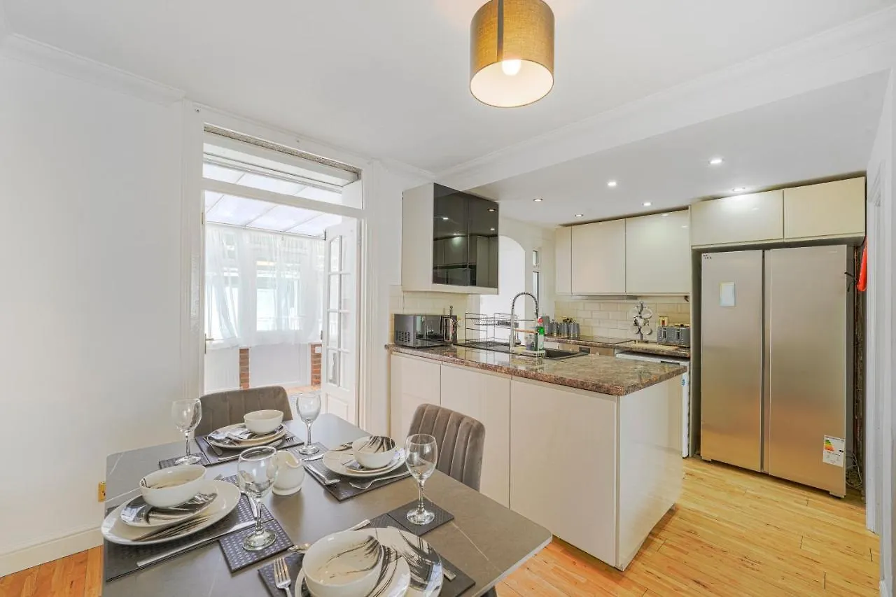 Special Offers, Sleeps 5, Hanwell, London W7, Free Parking contacts
