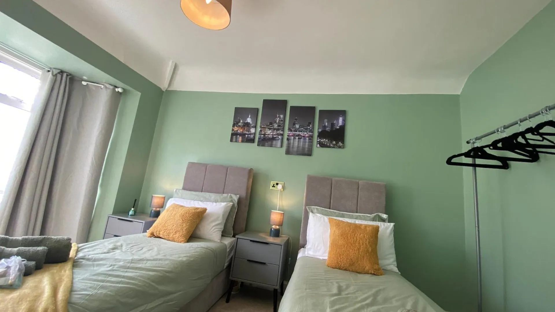 Holiday home Special Offers, Sleeps 5, Hanwell, London W7, Free Parking Greenford
