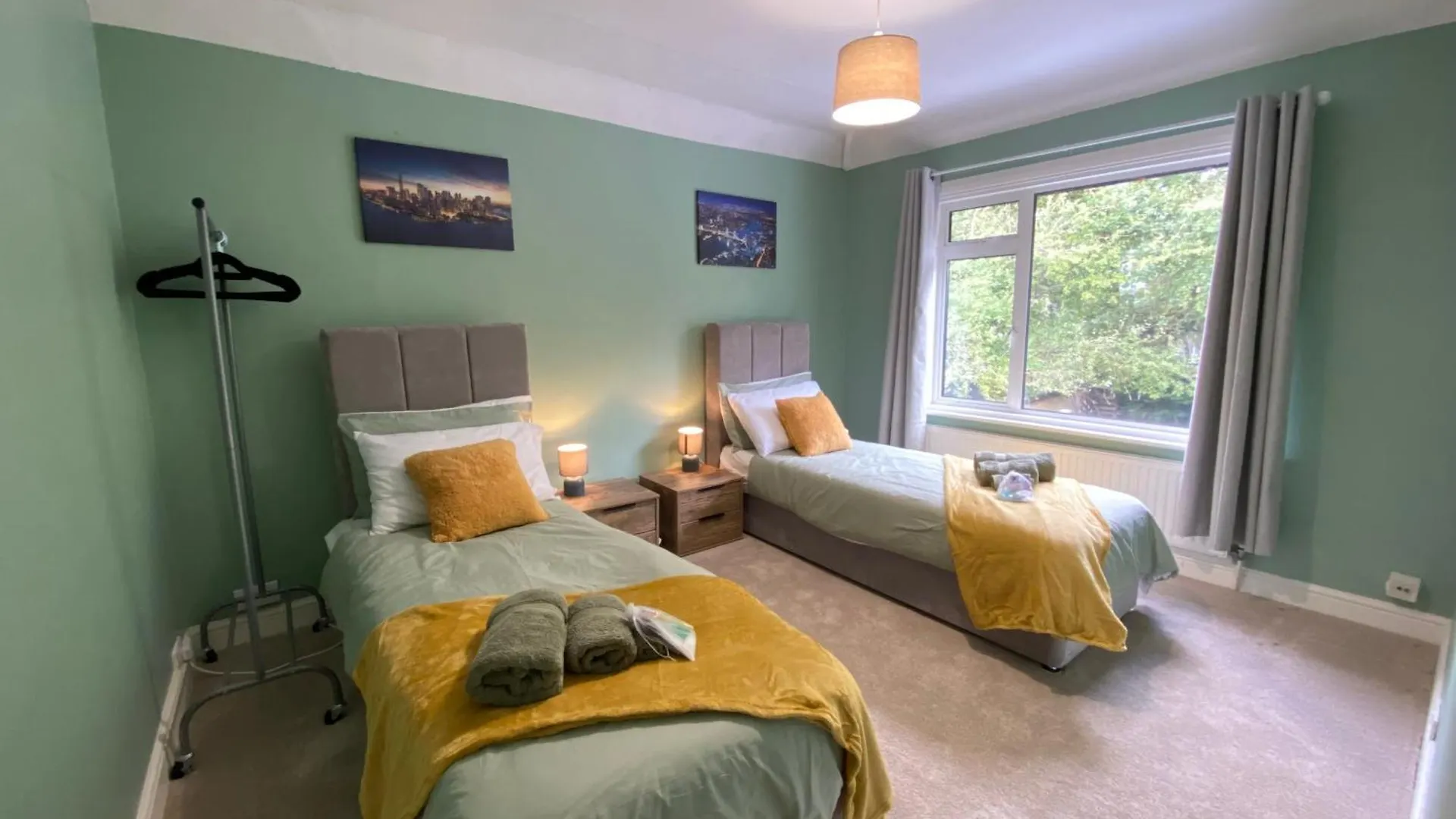 Holiday home Special Offers, Sleeps 5, Hanwell, London W7, Free Parking Greenford  United Kingdom